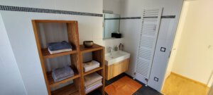 Bright, spa-like bathroom in furnished apartment in Munich