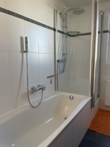 Bathtub and rain shower in furnished flat in Munich Laim