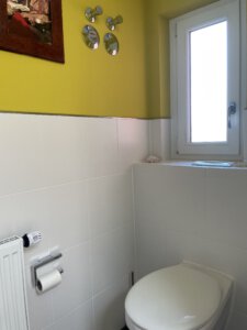 Guest bathroom with window in furnished flat in Munich West