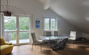 Sitting area with view of the balcony in furnished apartment Munich West