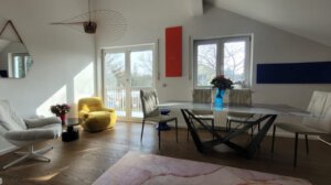 Sitting area with view of the balcony in furnished apartment Munich West