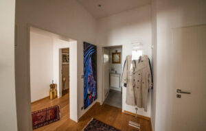 Entrance area with guest bathroom in a furnished flat in Munich