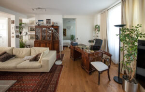 Living room with access to the bedroom in a furnished flat in the south of Munich